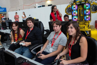 La Universidad Pública de Navarra y la Asociación Navarra para la Divulgación de la Tecnología (ANDITEC) pusieron en marcha una nueva edición de Navarra LAN Party, un punto de encuentro para todos los apasionados por la tecnología. El pabellón de la Upna fue el lugar elegido para el desarrollo del programa, que incluyó charlas, talleres, juegos de mesa y rol, demostraciones y otras muchas actividades durante las 72 horas ininterrumpidas que duró el evento.