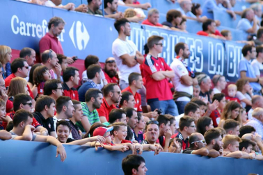 Fotos del búscate en la grada del Osasuna 1-0 Sporting