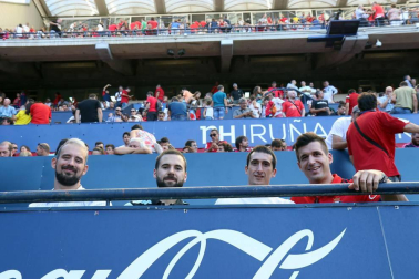 Fotos del búscate en la grada del Osasuna 1-0 Sporting