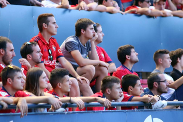 Fotos del búscate en la grada del Osasuna 1-0 Sporting