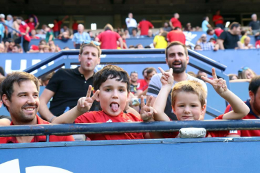 Fotos del búscate en la grada del Osasuna 1-0 Sporting