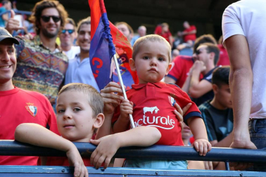 Fotos del búscate en la grada del Osasuna 1-0 Sporting