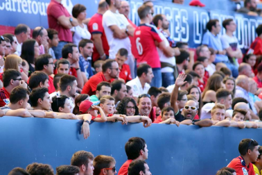 Fotos del búscate en la grada del Osasuna 1-0 Sporting