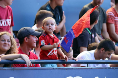Fotos del búscate en la grada del Osasuna 1-0 Sporting