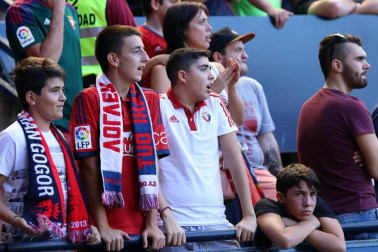 Fotos del búscate en la grada del Osasuna 1-0 Sporting