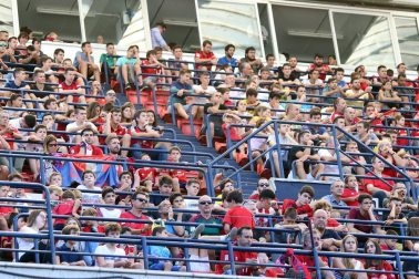 Fotos del búscate en la grada del Osasuna 1-0 Sporting