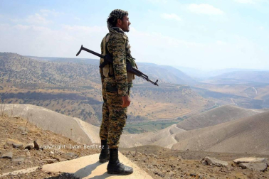 ¿Qué siente un soldado sirio que lleva combatiendo más de siete años? La mayoría son muy jóvenes y nunca antes habían empuñado un arma. Eran mecánicos, pintores, panaderos, estudiantes universitarios, de instituto... El 8 de agosto, un periodista de 'Diario de Navarra' se subió a un convoy de reporteros rusos, iraníes y sirios y viajó hasta la provincia de Deraa, uno de los dos frentes activos en el país. El 11 de septiembre, el Estado Islámico emboscó y mató a 21 soldados en esta misma zona
