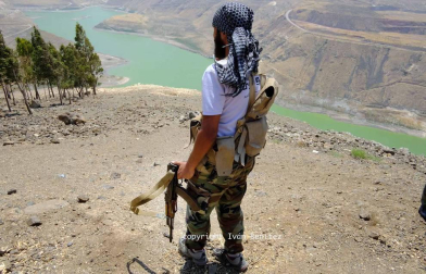 ¿Qué siente un soldado sirio que lleva combatiendo más de siete años? La mayoría son muy jóvenes y nunca antes habían empuñado un arma. Eran mecánicos, pintores, panaderos, estudiantes universitarios, de instituto... El 8 de agosto, un periodista de 'Diario de Navarra' se subió a un convoy de reporteros rusos, iraníes y sirios y viajó hasta la provincia de Deraa, uno de los dos frentes activos en el país. El 11 de septiembre, el Estado Islámico emboscó y mató a 21 soldados en esta misma zona