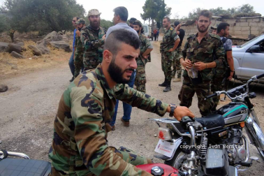 ¿Qué siente un soldado sirio que lleva combatiendo más de siete años? La mayoría son muy jóvenes y nunca antes habían empuñado un arma. Eran mecánicos, pintores, panaderos, estudiantes universitarios, de instituto... El 8 de agosto, un periodista de 'Diario de Navarra' se subió a un convoy de reporteros rusos, iraníes y sirios y viajó hasta la provincia de Deraa, uno de los dos frentes activos en el país. El 11 de septiembre, el Estado Islámico emboscó y mató a 21 soldados en esta misma zona
