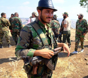 ¿Qué siente un soldado sirio que lleva combatiendo más de siete años? La mayoría son muy jóvenes y nunca antes habían empuñado un arma. Eran mecánicos, pintores, panaderos, estudiantes universitarios, de instituto... El 8 de agosto, un periodista de 'Diario de Navarra' se subió a un convoy de reporteros rusos, iraníes y sirios y viajó hasta la provincia de Deraa, uno de los dos frentes activos en el país. El 11 de septiembre, el Estado Islámico emboscó y mató a 21 soldados en esta misma zona