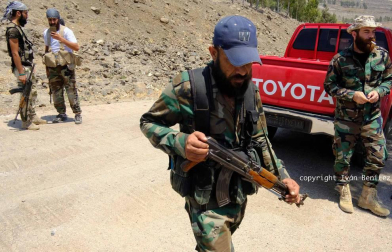 ¿Qué siente un soldado sirio que lleva combatiendo más de siete años? La mayoría son muy jóvenes y nunca antes habían empuñado un arma. Eran mecánicos, pintores, panaderos, estudiantes universitarios, de instituto... El 8 de agosto, un periodista de 'Diario de Navarra' se subió a un convoy de reporteros rusos, iraníes y sirios y viajó hasta la provincia de Deraa, uno de los dos frentes activos en el país. El 11 de septiembre, el Estado Islámico emboscó y mató a 21 soldados en esta misma zona