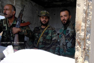 ¿Qué siente un soldado sirio que lleva combatiendo más de siete años? La mayoría son muy jóvenes y nunca antes habían empuñado un arma. Eran mecánicos, pintores, panaderos, estudiantes universitarios, de instituto... El 8 de agosto, un periodista de 'Diario de Navarra' se subió a un convoy de reporteros rusos, iraníes y sirios y viajó hasta la provincia de Deraa, uno de los dos frentes activos en el país. El 11 de septiembre, el Estado Islámico emboscó y mató a 21 soldados en esta misma zona