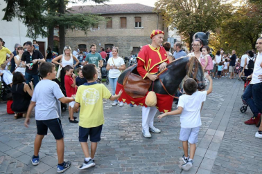 La Comparsa de Gigantes y Cabezudos ha recorrido esta tarde las calles de Pamplona