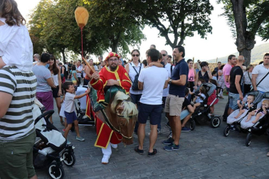 La Comparsa de Gigantes y Cabezudos ha recorrido esta tarde las calles de Pamplona
