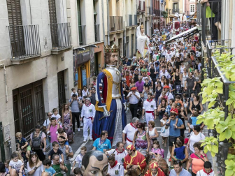 La Comparsa de Gigantes y Cabezudos ha recorrido esta tarde las calles de Pamplona