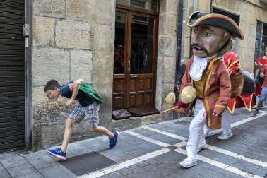 La Comparsa de Gigantes y Cabezudos ha recorrido esta tarde las calles de Pamplona