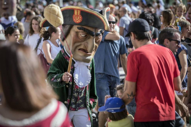 La Comparsa de Gigantes y Cabezudos ha recorrido esta tarde las calles de Pamplona