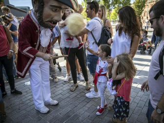 La Comparsa de Gigantes y Cabezudos ha recorrido esta tarde las calles de Pamplona