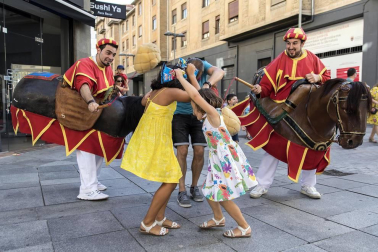 La Comparsa de Gigantes y Cabezudos ha recorrido esta tarde las calles de Pamplona