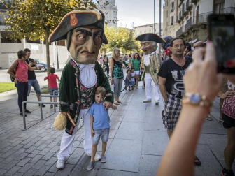 La Comparsa de Gigantes y Cabezudos ha recorrido esta tarde las calles de Pamplona