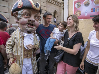 La Comparsa de Gigantes y Cabezudos ha recorrido esta tarde las calles de Pamplona