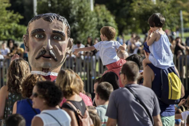 La Comparsa de Gigantes y Cabezudos ha recorrido esta tarde las calles de Pamplona