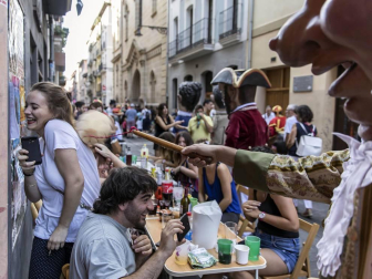 La Comparsa de Gigantes y Cabezudos ha recorrido esta tarde las calles de Pamplona