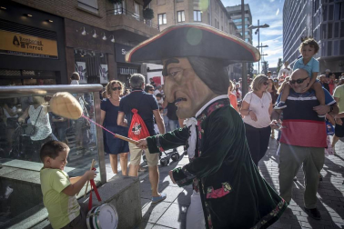 La Comparsa de Gigantes y Cabezudos ha recorrido esta tarde las calles de Pamplona