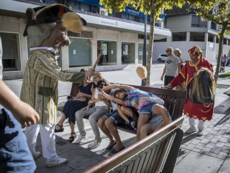 La Comparsa de Gigantes y Cabezudos ha recorrido esta tarde las calles de Pamplona