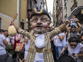La Comparsa de Gigantes y Cabezudos ha recorrido esta tarde las calles de Pamplona