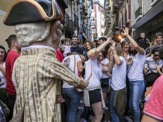 La Comparsa de Gigantes y Cabezudos ha recorrido esta tarde las calles de Pamplona