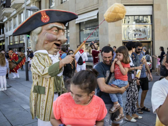 La Comparsa de Gigantes y Cabezudos ha recorrido esta tarde las calles de Pamplona