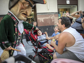 La Comparsa de Gigantes y Cabezudos ha recorrido esta tarde las calles de Pamplona