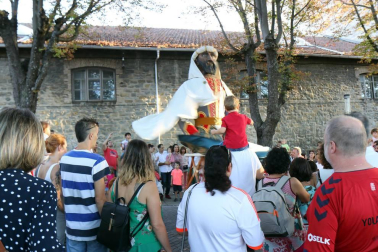 La Comparsa de Gigantes y Cabezudos ha recorrido esta tarde las calles de Pamplona