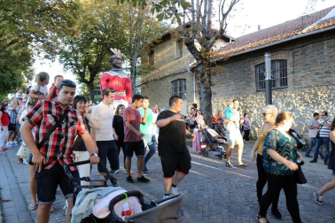 La Comparsa de Gigantes y Cabezudos ha recorrido esta tarde las calles de Pamplona
