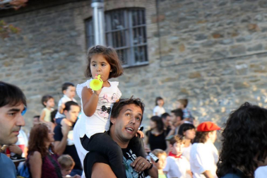 La Comparsa de Gigantes y Cabezudos ha recorrido esta tarde las calles de Pamplona
