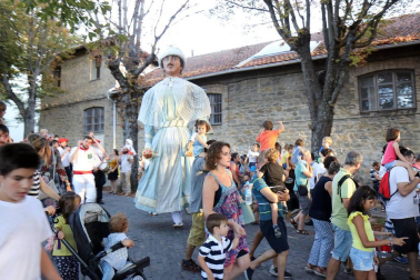 La Comparsa de Gigantes y Cabezudos ha recorrido esta tarde las calles de Pamplona