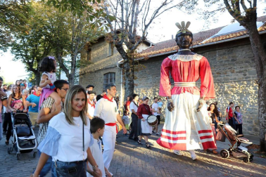 La Comparsa de Gigantes y Cabezudos ha recorrido esta tarde las calles de Pamplona