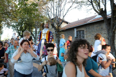 La Comparsa de Gigantes y Cabezudos ha recorrido esta tarde las calles de Pamplona