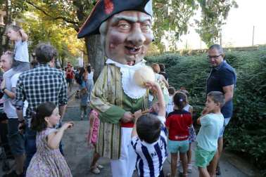 La Comparsa de Gigantes y Cabezudos ha recorrido esta tarde las calles de Pamplona