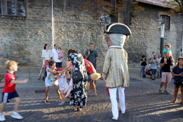La Comparsa de Gigantes y Cabezudos ha recorrido esta tarde las calles de Pamplona