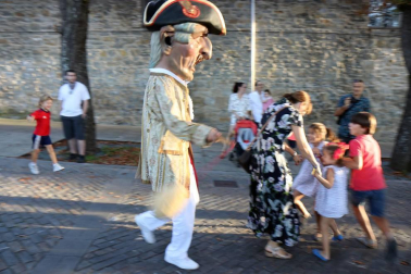 La Comparsa de Gigantes y Cabezudos ha recorrido esta tarde las calles de Pamplona