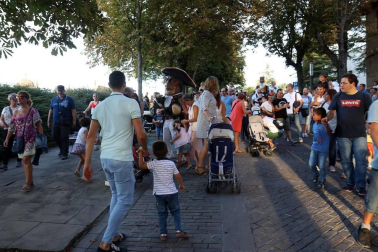 La Comparsa de Gigantes y Cabezudos ha recorrido esta tarde las calles de Pamplona