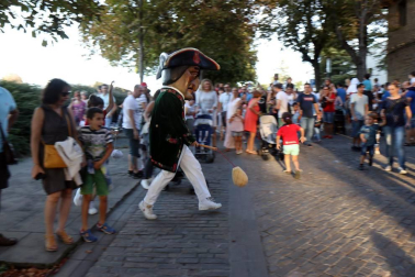 La Comparsa de Gigantes y Cabezudos ha recorrido esta tarde las calles de Pamplona