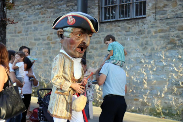 La Comparsa de Gigantes y Cabezudos ha recorrido esta tarde las calles de Pamplona