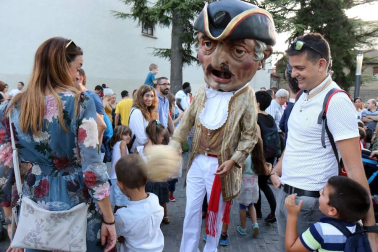 La Comparsa de Gigantes y Cabezudos ha recorrido esta tarde las calles de Pamplona