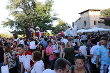 La Comparsa de Gigantes y Cabezudos ha recorrido esta tarde las calles de Pamplona
