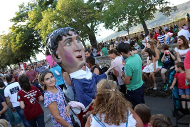 La Comparsa de Gigantes y Cabezudos ha recorrido esta tarde las calles de Pamplona