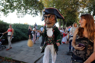 La Comparsa de Gigantes y Cabezudos ha recorrido esta tarde las calles de Pamplona