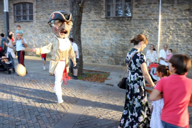 La Comparsa de Gigantes y Cabezudos ha recorrido esta tarde las calles de Pamplona